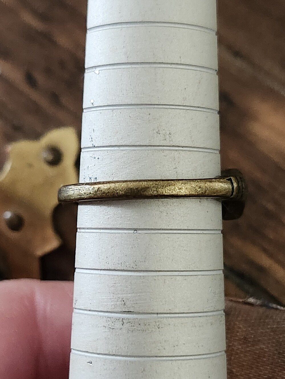 Vintage Brass Toned Clasped Hand Fede Ring With Dark Stone Accent - Picture 9 of 15